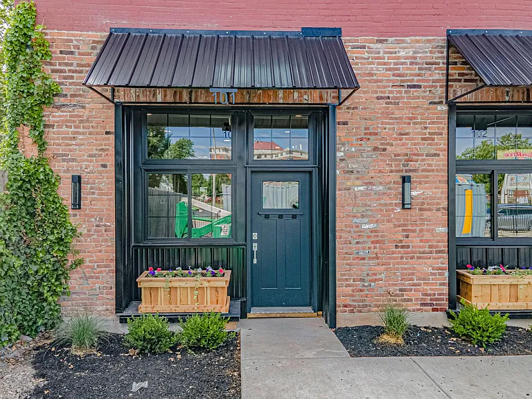 151 E Eagle St — Photo 31