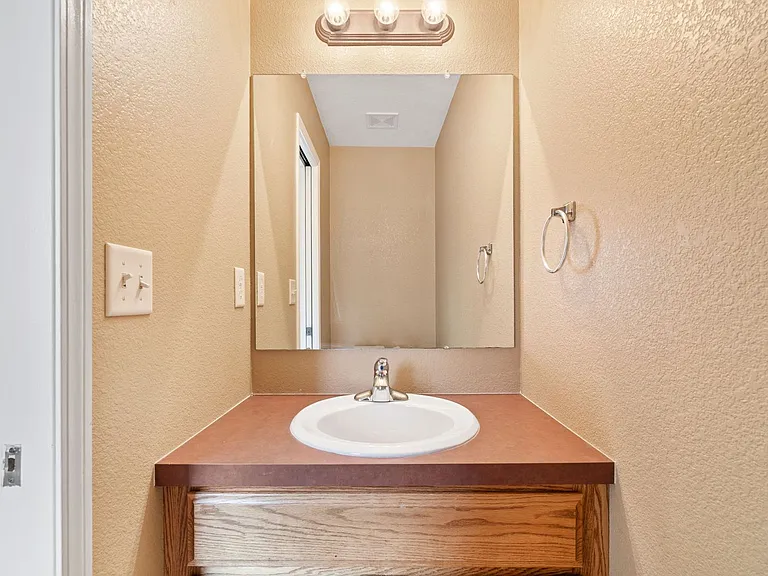 1068 Canal Dr — Photo 11