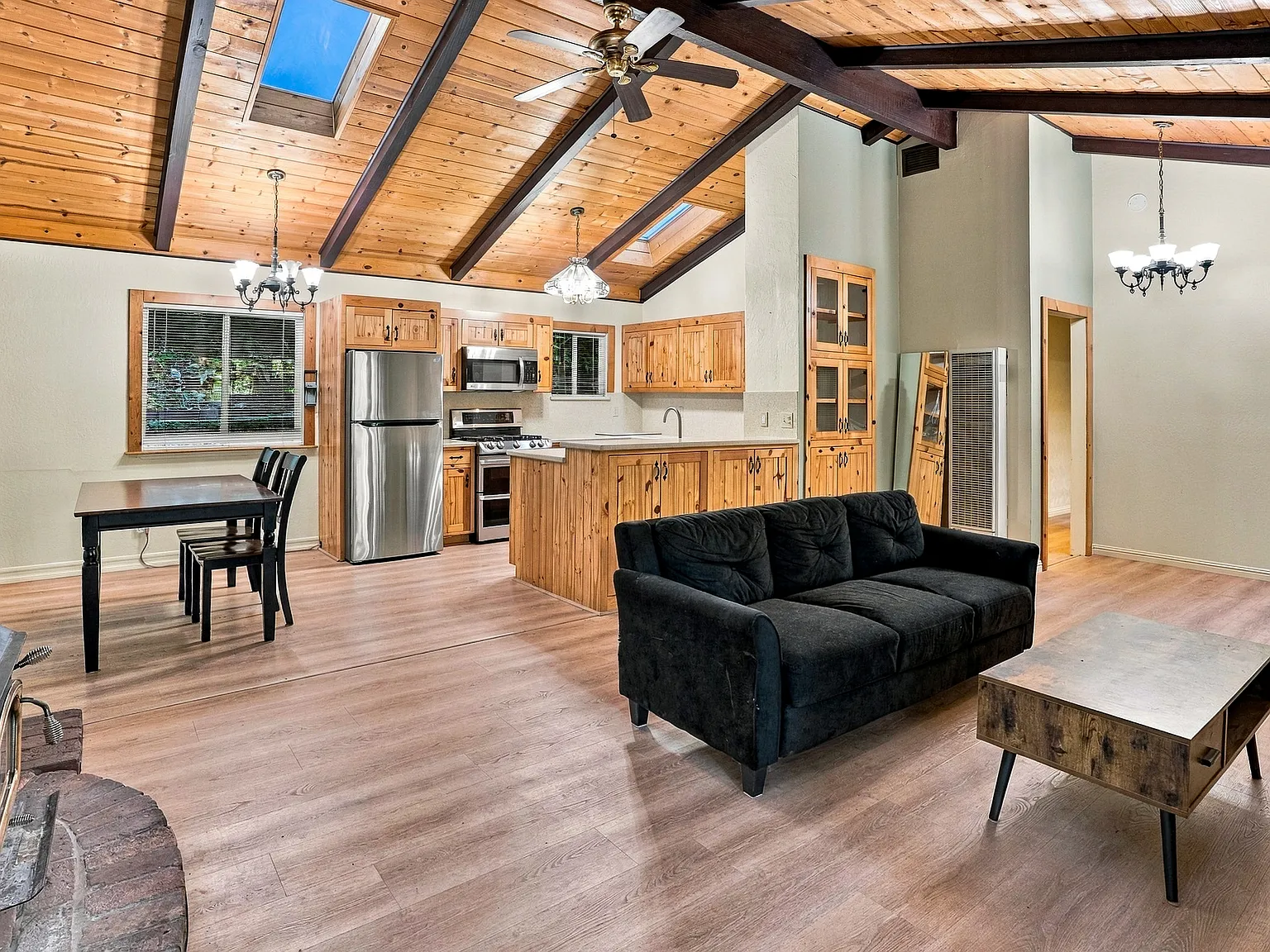 3 bed, 1600 sqft, $4,200 — Photo 1