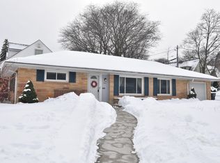 8511 Ravenswood Cir, Wauwatosa, WI 53226