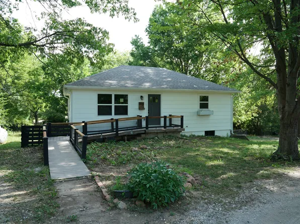 1104 N 1200th Rd, Lawrence, KS 66047