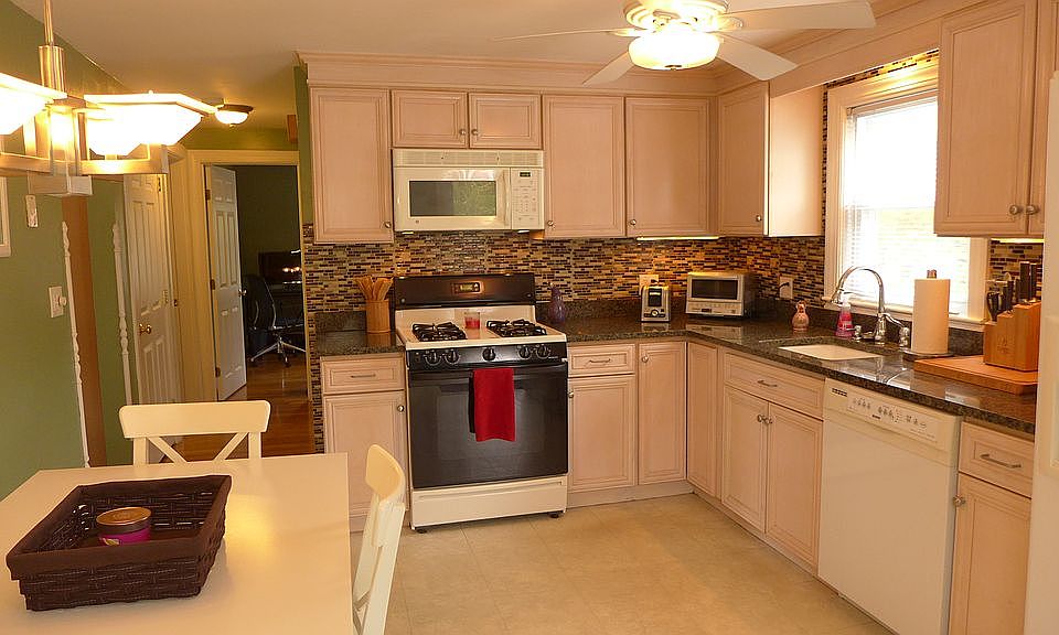 Kitchen w/dining area