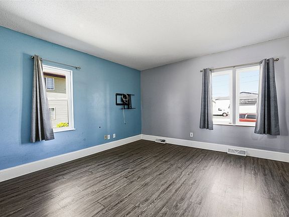 3rd image of 2923 5th Ave