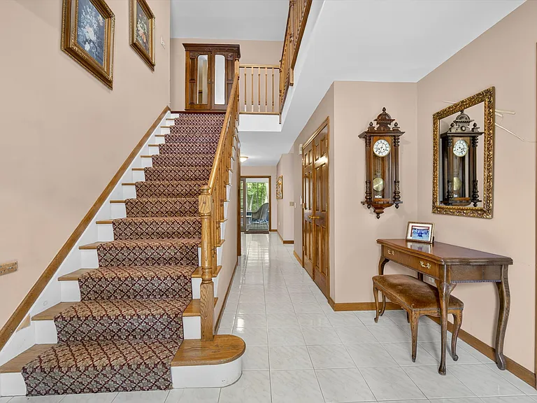 92 Brook Hollow Dr — Photo 5