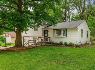 6828 Switzer Ln, Shawnee, KS 66203