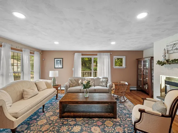 11 Mooney Rd, Salem, MA 01970
