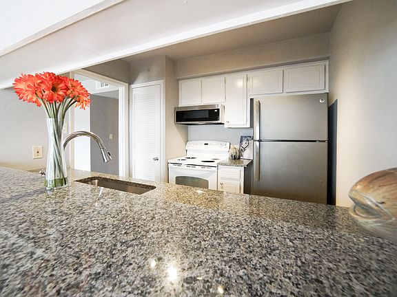 3rd image of 210 Wilshire Dr APT A