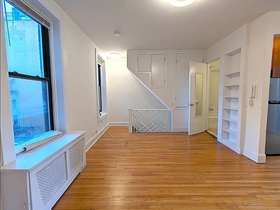 4th image of 321 W 103rd St #Penthouse