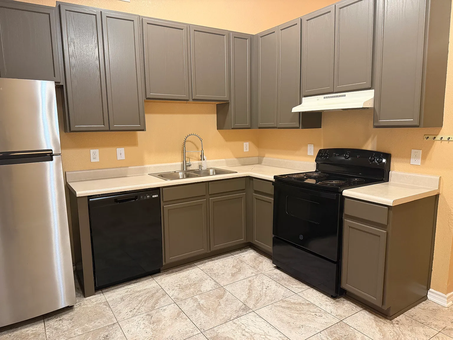 3 bed, 938 sqft, $1,495 — Photo 3