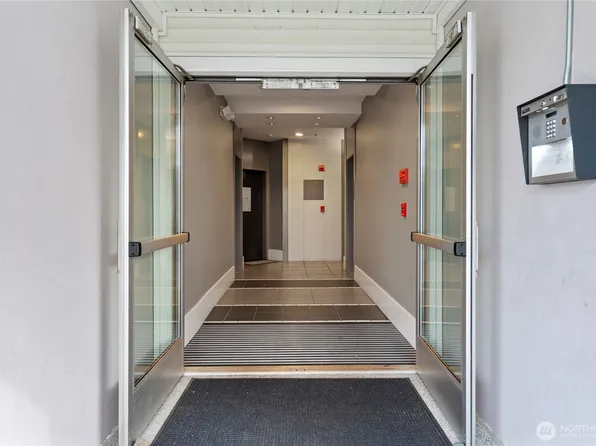 2840 SW Raymond Street #203, Seattle, WA 98126