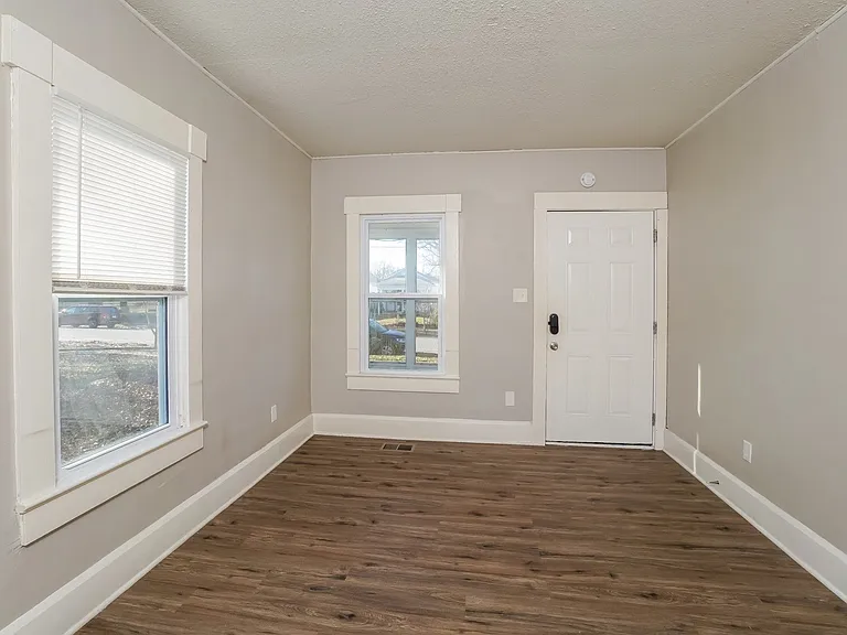 619121_019_living_room_13412245.jpg