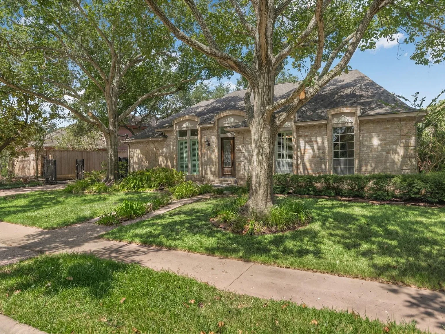 3 bed, 2.5 bath, 2727 sqft, $3,500 — Photo 1