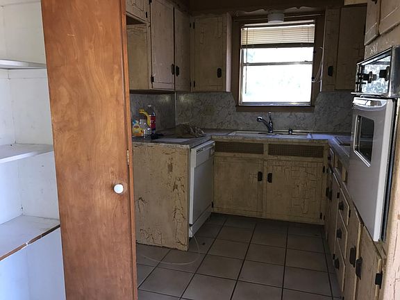 3rd image of 2905 SE 5th St