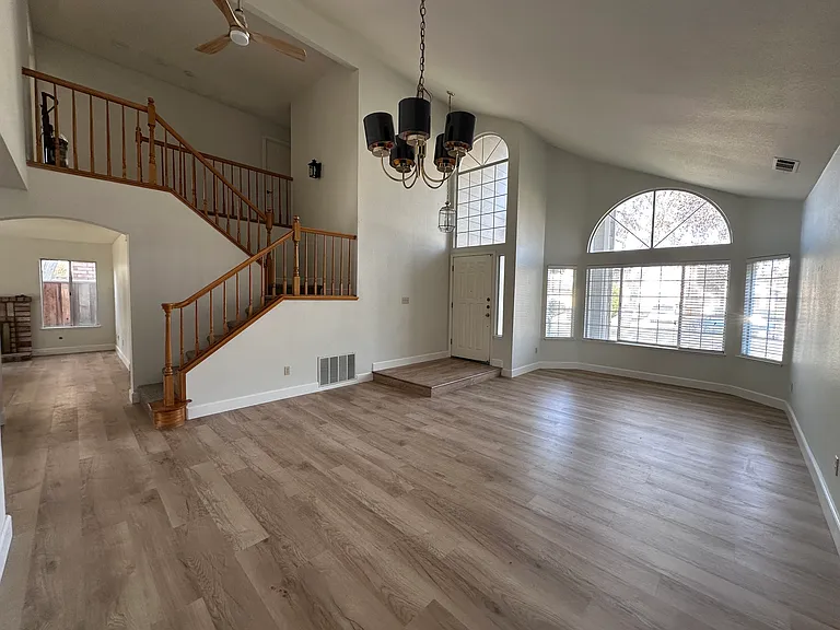 52 Elizabeth Ct — Photo 3