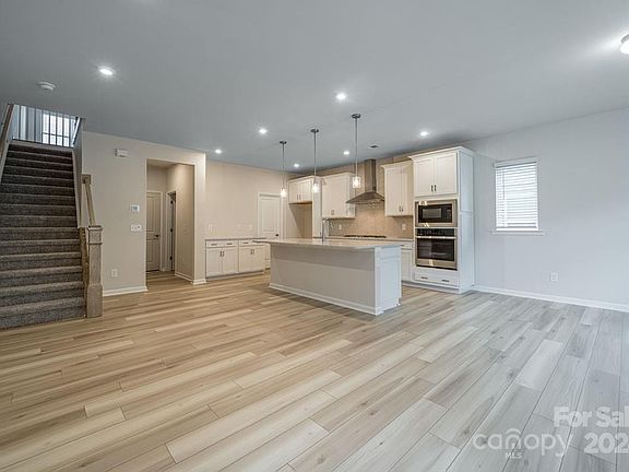 4th image of 109 E Forest Lake Blvd
