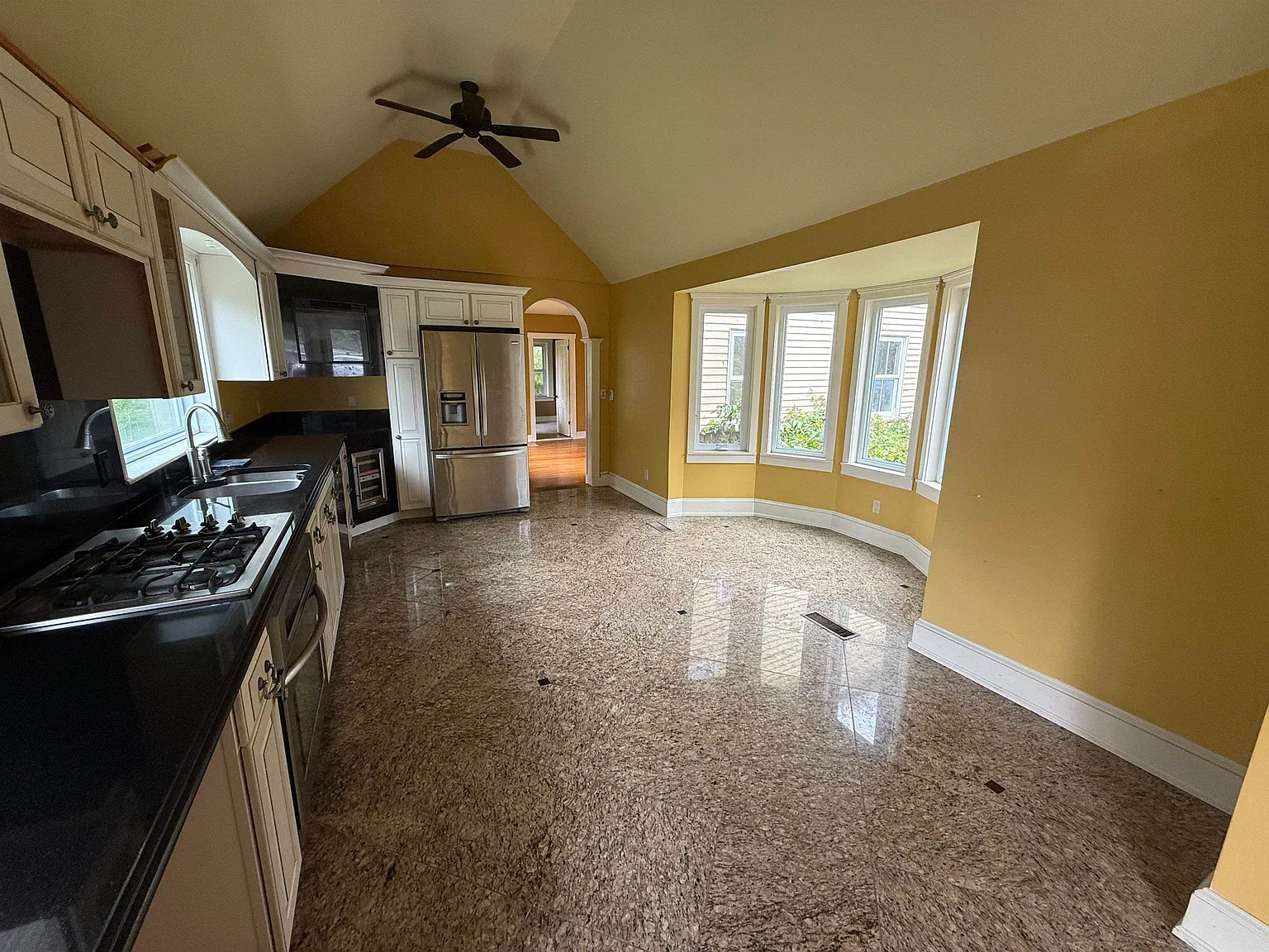 3 bed, 1.0 bath, 1000 sqft, $2,900 — Photo 4