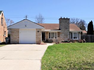 4930 W Kinnickinnic River Pkwy, Milwaukee, WI 53219
