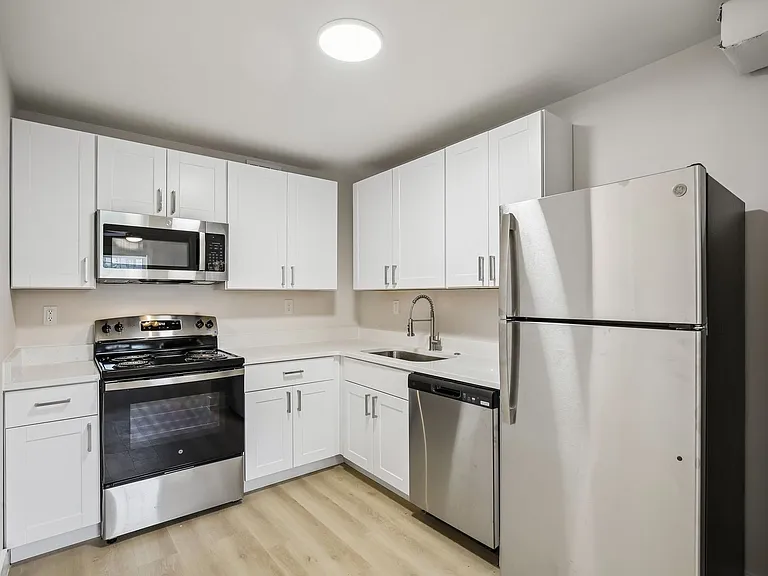 Chateau Apartments - Newly Renovated 1, 2 & 3-Bedrooms at 24th & Hillsboro Village — Photo 78