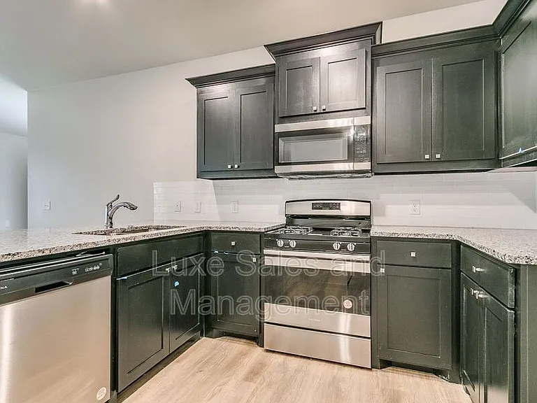 8003 NW 105th Ter — Photo 9