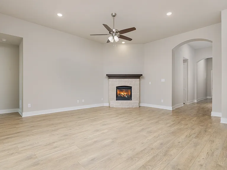 1829 Leo Dr — Photo 4