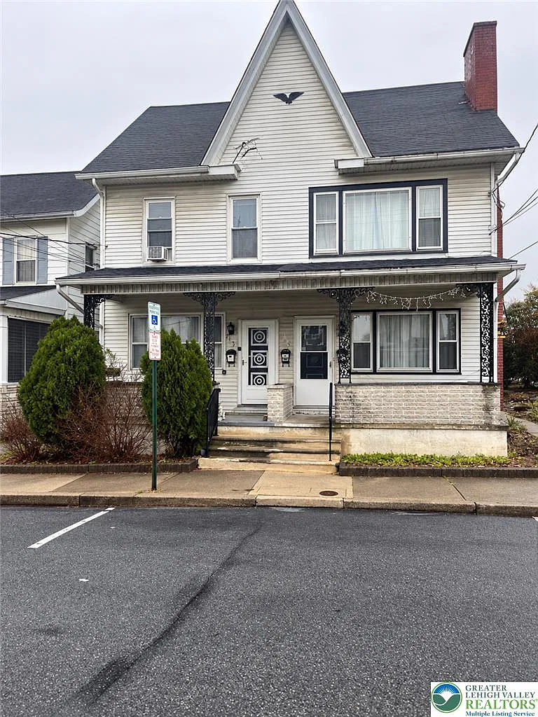 2 bed, 1.0 bath, 777 sqft, $1,195 — Photo 1