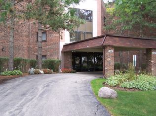 1002 Castilian Ct APT 116, Glenview, IL 60025