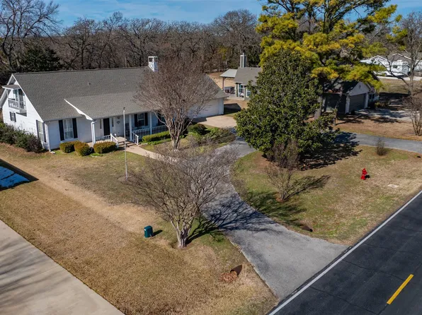 128 San Chez Dr, Lake Kiowa, TX 76240