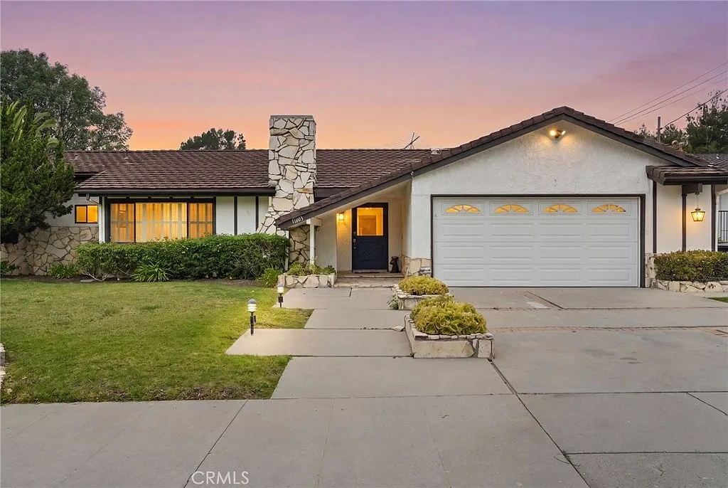 3 bed, 2348 sqft, $4,950 — Photo 1