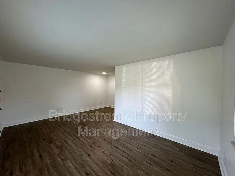 4605 Croftshire Dr — Photo 2