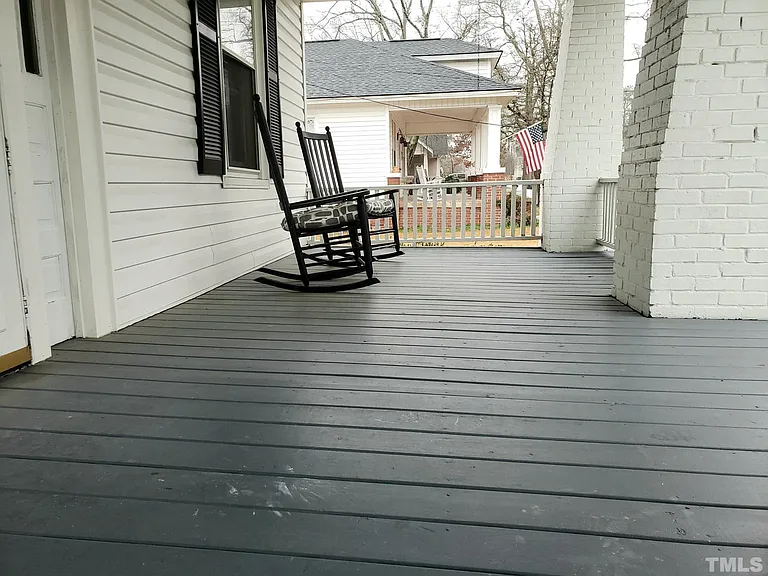 204 E Davis St — Photo 4