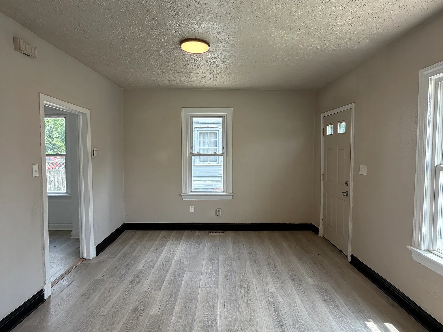 4 bed, 1360 sqft, $1,400 — Photo 3