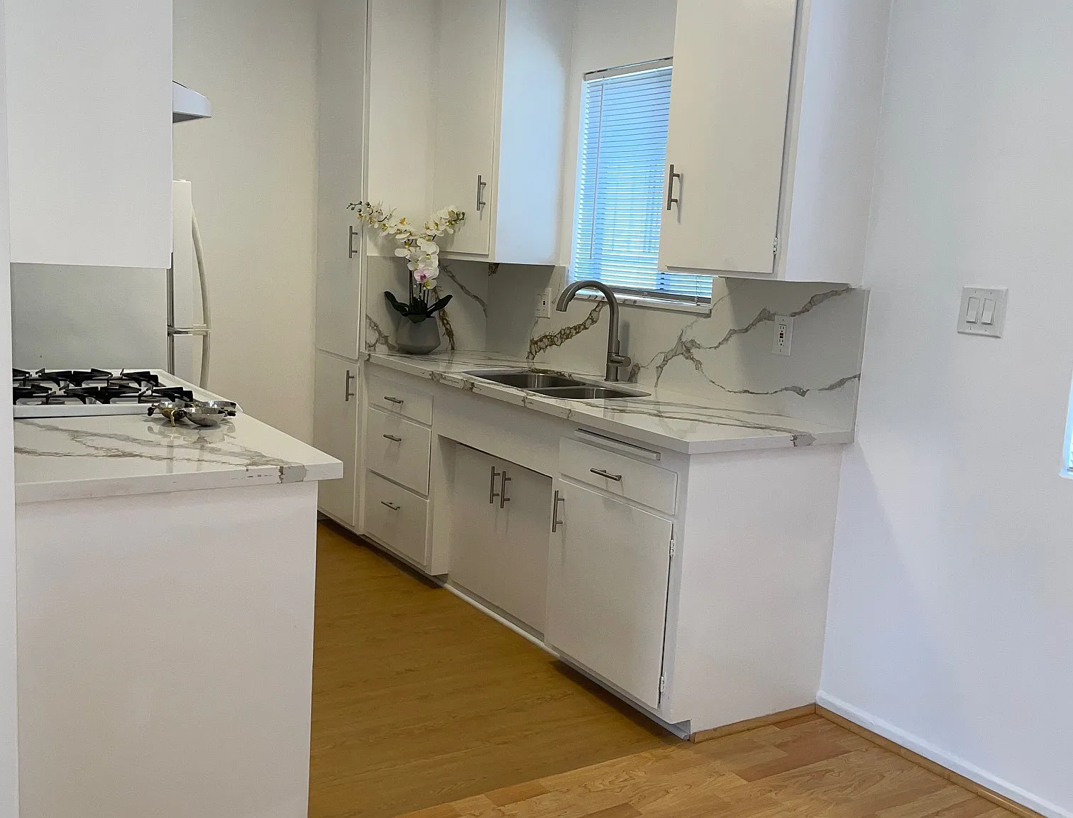 2 bed, 1.5 bath, 1100 sqft, $3,295 — Photo 2
