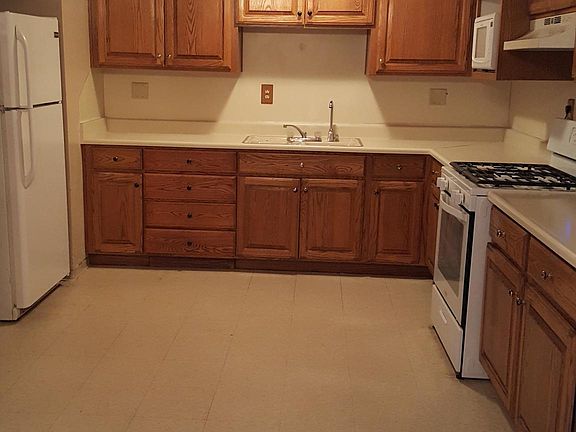 Large Kitchen with refrigerator, stove-oven and microwave