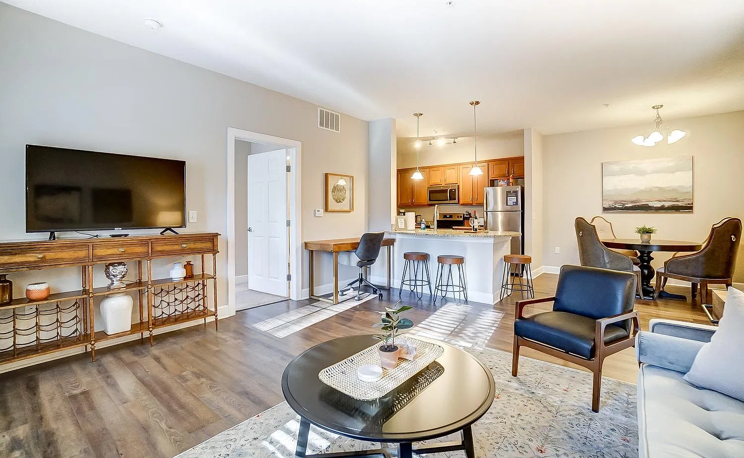 2 bed, $5,070 — Photo 4