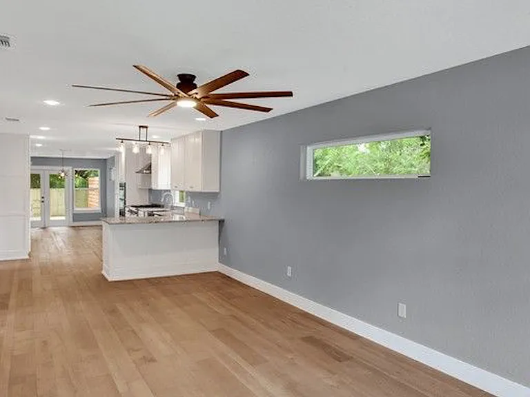 618 E Evergreen St — Photo 2