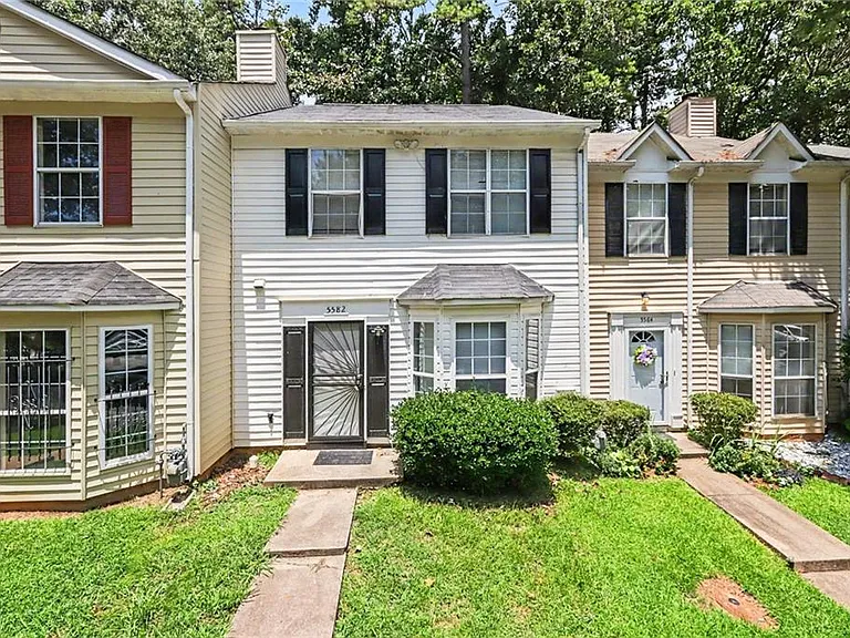 5582 Stonington Trace Pkwy — Photo 2