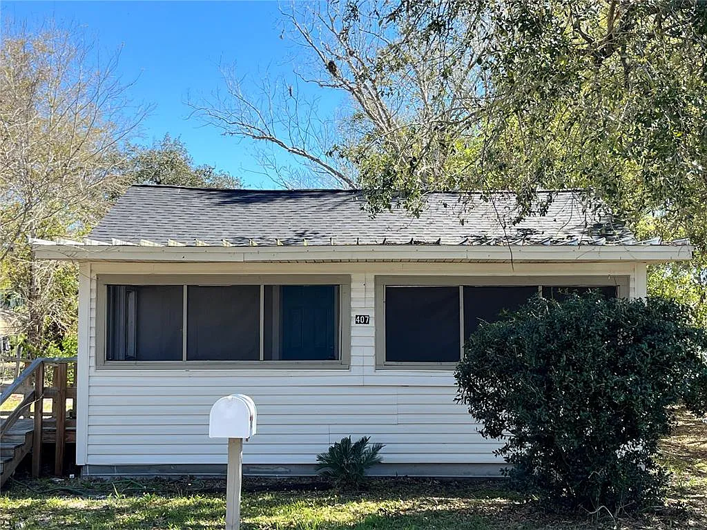 2 bed, 1.0 bath, 816 sqft, $1,279 — Photo 1