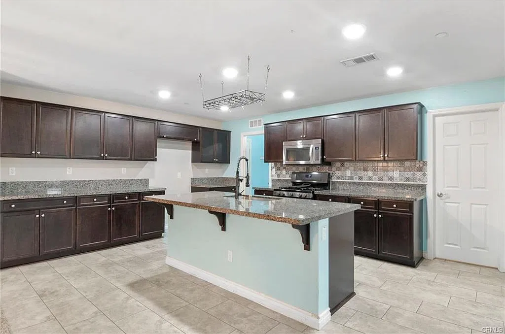 4 bed, 2639 sqft, $3,500 — Photo 4