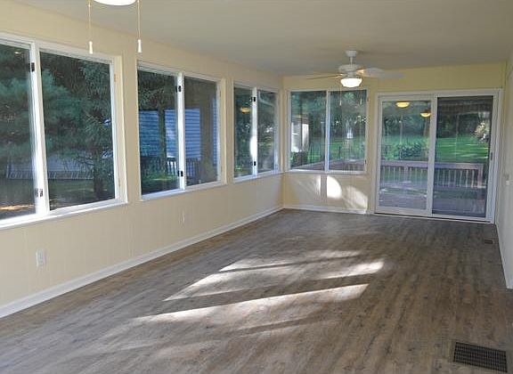 Family Room w/hardwood floors