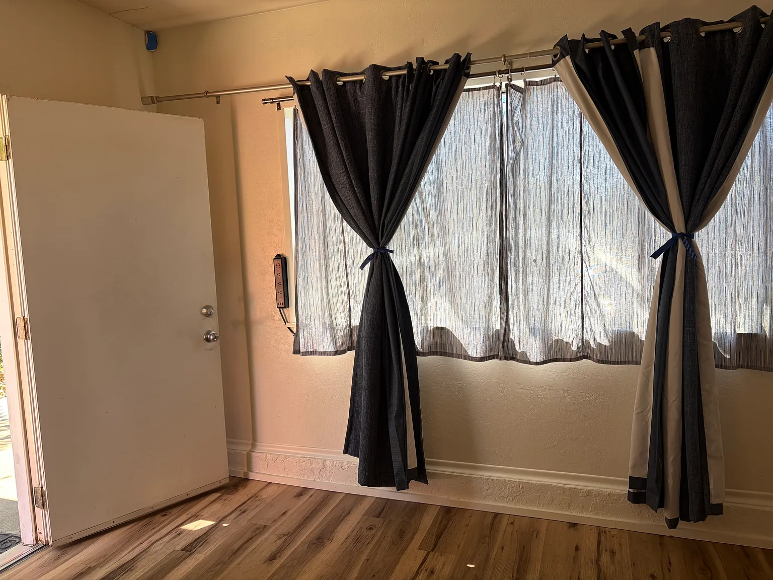 6 bed, 1990 sqft, $700 — Photo 2
