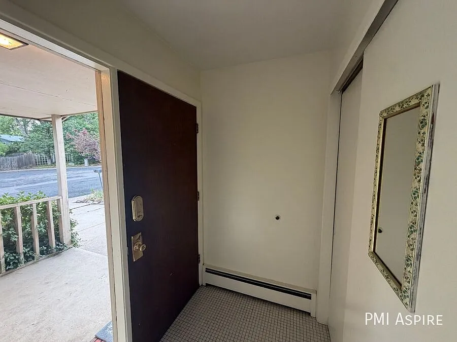 3 Bedroom 1.5 Bathroom House in Boulder — Photo 2