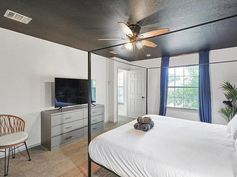 1049 Pullman Dr — Photo 23