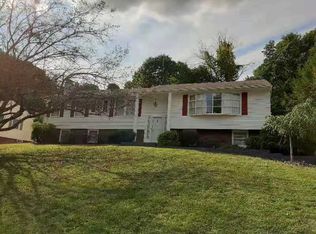 12 Manor Way, Poughkeepsie, NY 12603