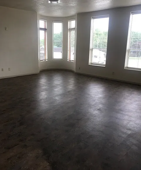 431 Thomas St — Photo 2