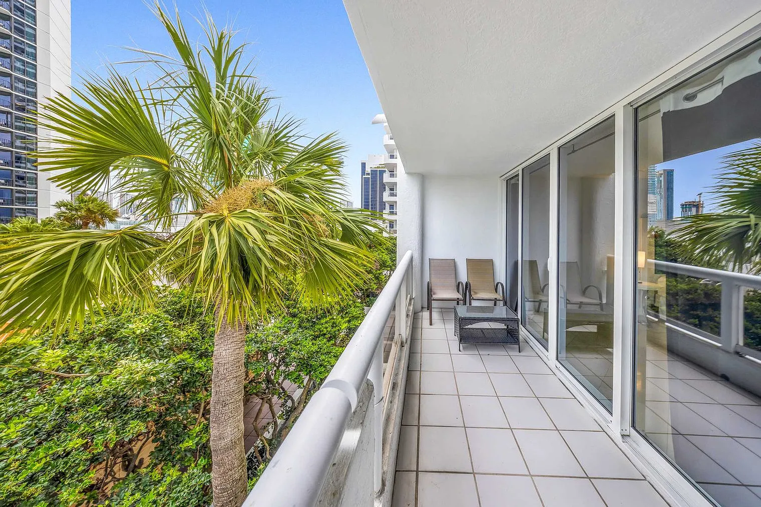 1 bed, 1.0 bath, 1044 sqft, $2,864 — Photo 3