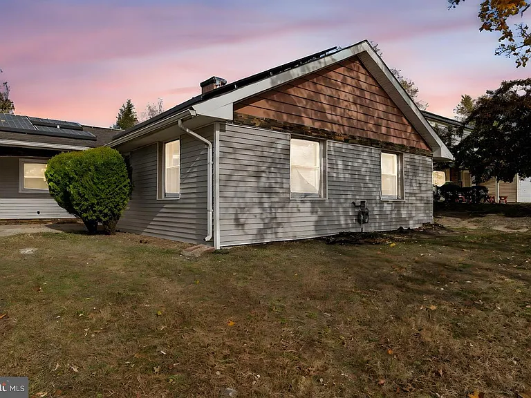 5 Burgess Ln — Photo 1
