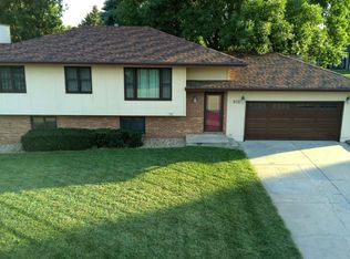 932 Woodcrest Ct, York, NE 68467