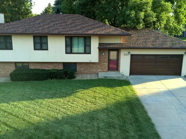 932 Woodcrest Ct, York, NE 68467
