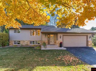 1045 Oak Terrace Dr, North Mankato, MN 56003