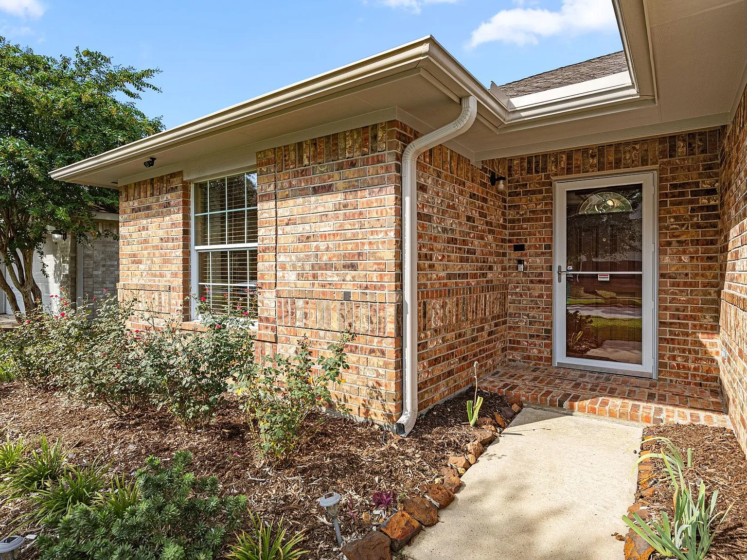 3 bed, 2.0 bath, 1649 sqft, $1,995 — Photo 4